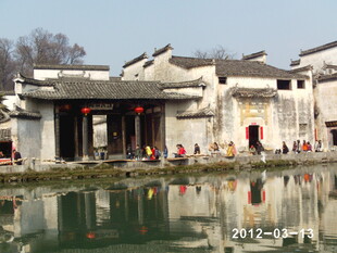 江南水乡古宅映于碧水间