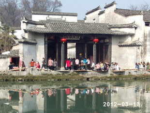 水乡古建前的游人赏景