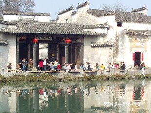 水乡古居前的热闹景象