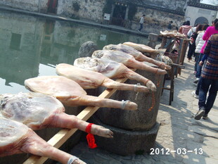 河边搬运货物场景