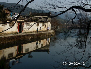 江南水乡静谧村落倒影