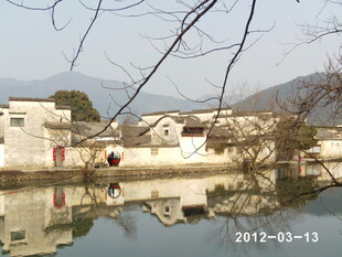 江南水乡静谧湖景倒影