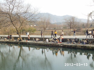 河畔行人漫步风景图