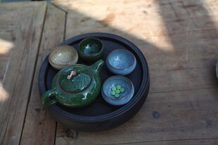 中式茶具摆放在木质平台上