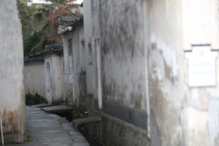 老旧小巷的斑驳墙面