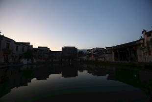 水乡暮色中的宁静倒影