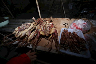 市场摊位上的多样肉制品