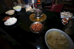 丰盛火锅食材摆桌