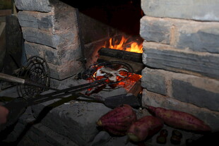 土灶生火烤红薯场景