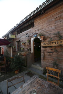 古朴木质小屋庭院景致