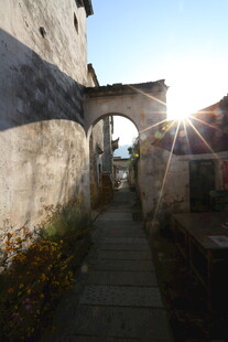 古巷晨光中的拱形门洞