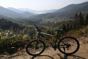 山地间的自行车骑行风景