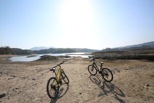 户外双车停于河畔风景处