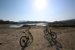 湖畔双车 静享自然时光