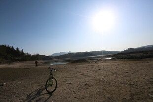 户外骑行的开阔自然风景