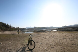 户外骑行的自行车与美景