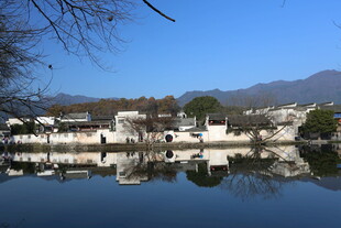 湖畔村落美景倒影如画