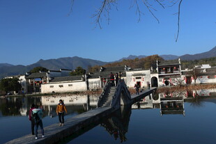 古桥湖畔行人漫步美景