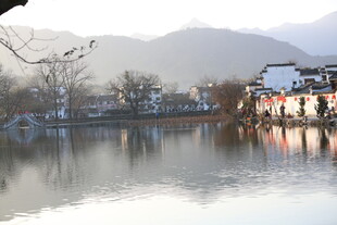 湖畔古村 山水相映成趣