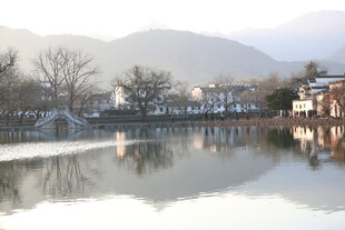 湖畔村落山水静谧倒影