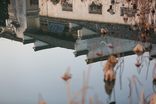 水边老建筑倒影