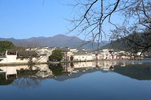 湖畔山村美景倒映