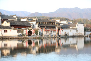 江南水乡古村落湖景倒影