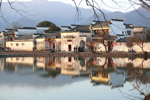 江南水乡古村落湖景倒影