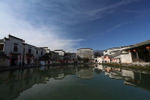 江南水乡静谧河道风光