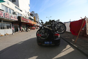 车尾载自行车的街道景象