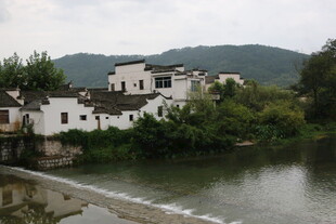 江南水乡河畔白墙民居