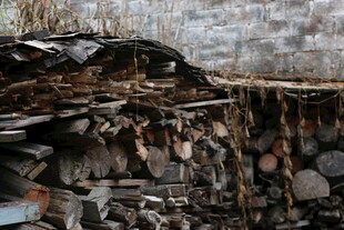 破旧杂乱的废品堆积场景