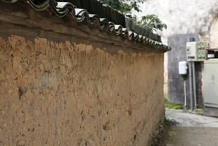 古朴小巷中的斑驳旧墙