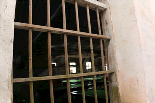 铁窗内的昏暗景象