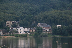 湖畔山村美景