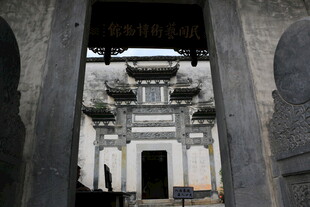 古宅门洞内的中式建筑景观