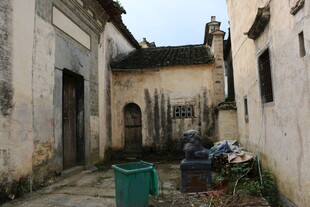 古旧小巷中的生活场景