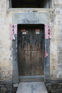 古老斑驳的中式传统木门