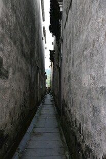 古老幽深的狭窄小巷
