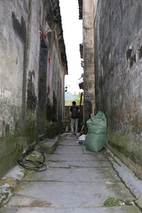 古老狭窄小巷的静谧景象