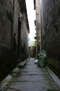 古老狭窄的石板小巷