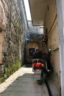 狭窄小巷停放的多辆摩托车