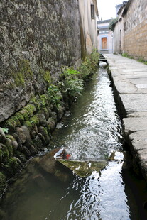 古巷旁的潺潺流水