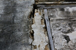 墙面破损处 金属显露