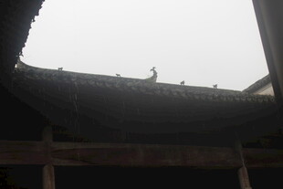 古屋檐下的朦胧景致