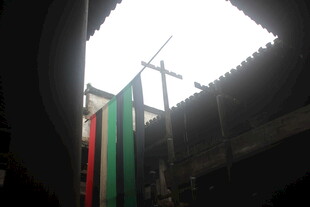 室内悬挂的彩色条纹装饰