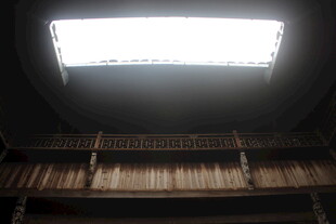 室内天窗下的木质结构