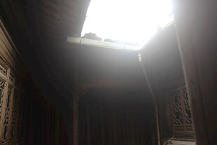古建内仰望天空的景象