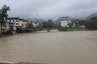 洪水淹没村庄景象