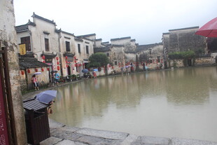 江南水乡临河古朴民居